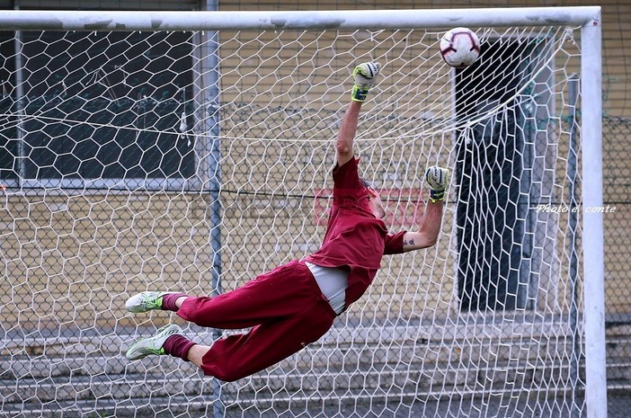 Claudio Scognamiglio, portiere del Ventimiglia, impegnato in una spettacolare parata (foto Eugenio Conte)