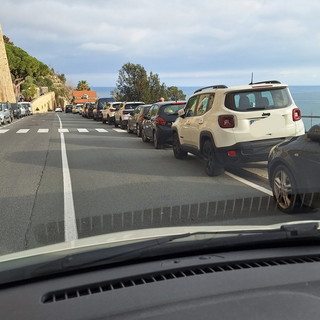 Ventimiglia: auto parcheggiate sui marciapiedi, la viva protesta dell'associazione Amici dei Disabili'