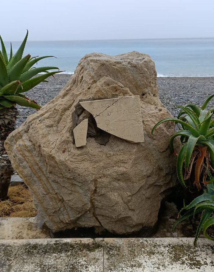 Vallecrosia al Mare, ignoti vandalizzano monumento sul lungomare (Foto)