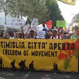 Ventimiglia: sabato scorso alcuni manifestanti sono entrati nel cimitero per bere, la replica "Gesto di necessità e non irrispettoso"