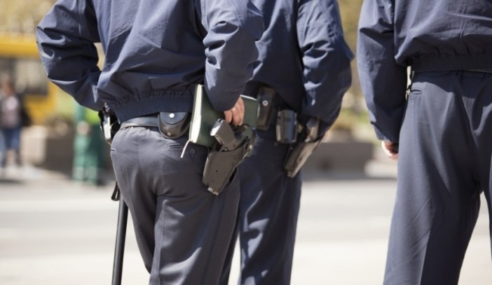 San Lorenzo al Mare, uomo in divisa chiede 25 euro casa per casa per le ronde cittadine: "È una truffa, non fate entrare nessuno" San Lorenzo al Mare, uomo in divisa chiede 25 euro casa per casa per le ronde cittadine: "È una truffa, non fate entrare nessuno"