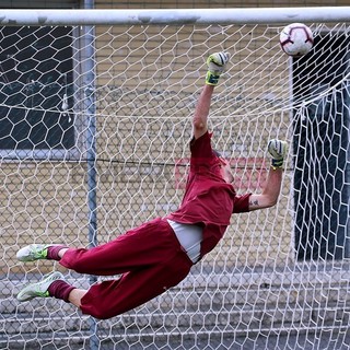 Claudio Scognamiglio, portiere del Ventimiglia, impegnato in una spettacolare parata (foto Eugenio Conte)