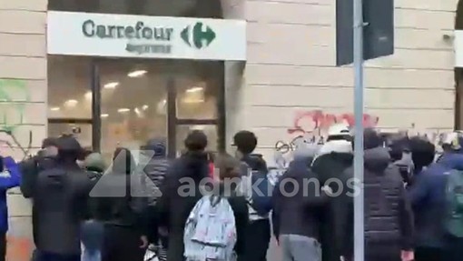 Guerriglia ancora a Milano, assaltato il Carrefour di via Torino