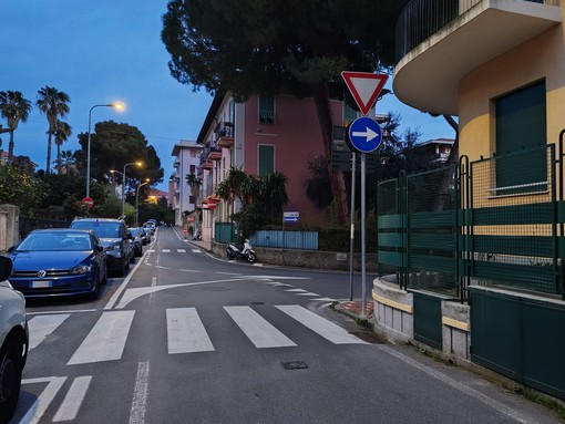 Bordighera, disco orario di un'ora nei giorni feriali: cambia la sosta in via Manzoni Bordighera, disco orario di un'ora nei giorni feriali: cambia la sosta in via Manzoni