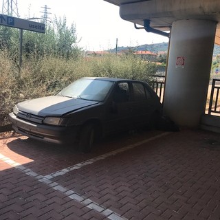 Taggia: auto abbandonata nei pressi della nuova stazione, la segnalazione con foto di un cittadino
