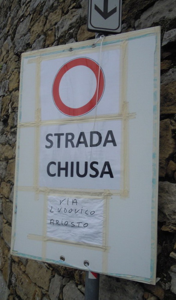 Sanremo: lavori finiti in via L. Ariosto ma nessuno ha tolto il cartello, la segnalazione del lettore Silvano Bracco
