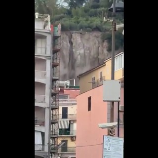 Terremoto a Pozzuoli, la parete di roccia crolla Terremoto a Pozzuoli, la parete di roccia crolla