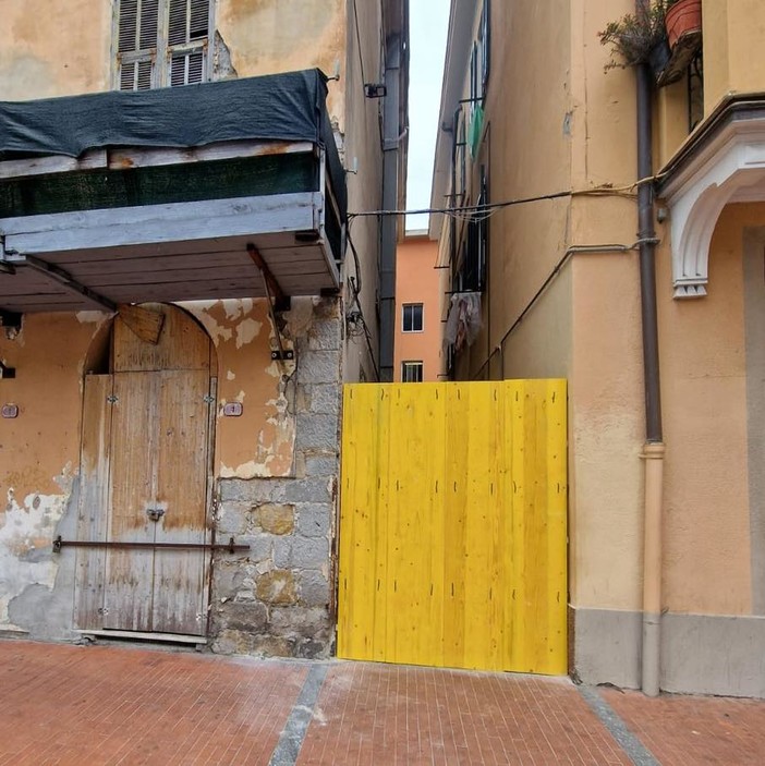 Ventimiglia, vicolo usato come orinatoio a cielo aperto: chiuso l'accesso