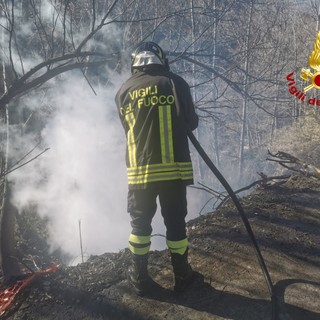 Chiusavecchia, incendio di sterpaglie: vigili del fuoco in azione (foto) Chiusavecchia, incendio di sterpaglie: vigili del fuoco in azione (foto)