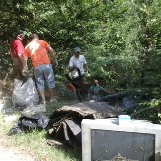 Sanremo Attiva: volontari all'opera in via Monte Ortigara a Coldirodi per ripulire la zona dai rifiuti abbandonati
