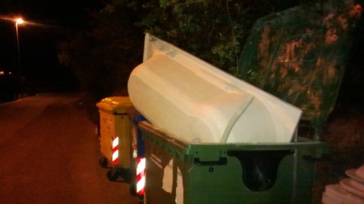 Sanremo: una vasca nel cassonetto dei rifiuti, la 'curiosa' scoperta di un lettore