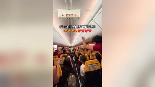 Scoprono in aereo la vittoria della Spagna ai Mondiali, la festa dopo l'annuncio del pilota