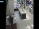 Rapina con pistola in una gioielleria a Firenze, il video delle minacce a un dipendente e la fuga con oltre 100mila euro