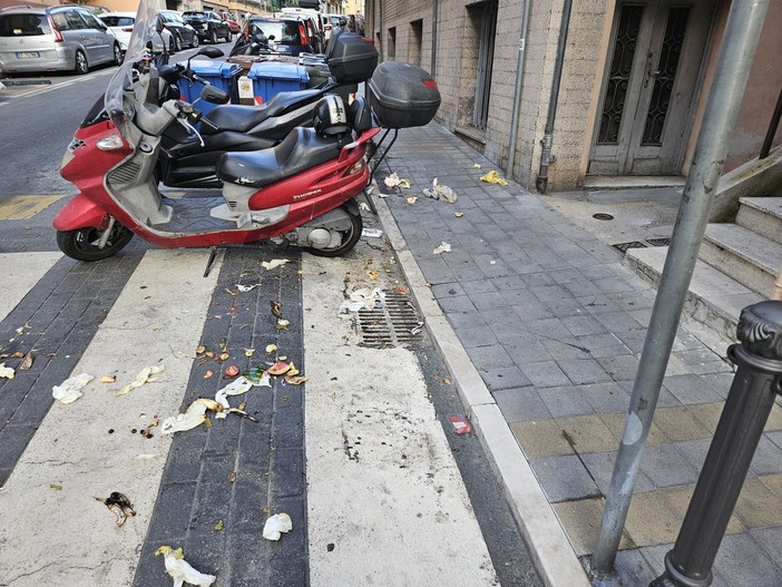 Sanremo: "Via Martiri nel degrado alle 8 del mattino" (Foto)