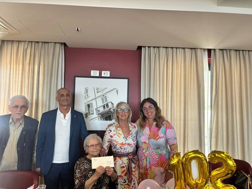 Sanremo, Villa Julia in festa per i 102 anni della signora Rosa Iob: gli auguri dell’amministrazione comunale Sanremo, Villa Julia in festa per i 102 anni della signora Rosa Iob: gli auguri dell’amministrazione comunale