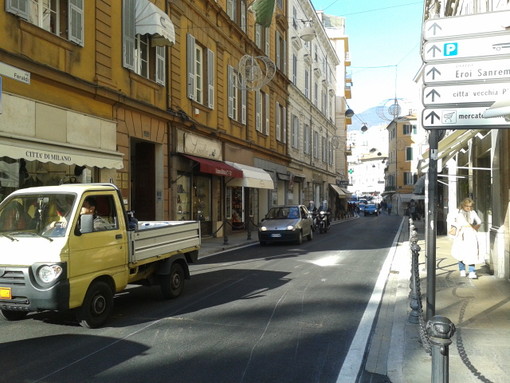 Sanremo: ha riaperto al traffico via Feraldi, nei prossimi giorni sarà rifatta la segnaletica Sanremo: ha riaperto al traffico via Feraldi, nei prossimi giorni sarà rifatta la segnaletica