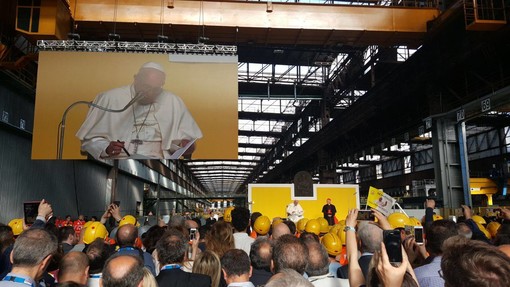 E' iniziata all'Ilva di Cornigliano la visita di Papa Francesco a Genova. Il Pontefice incontra i lavoratori dello stabilimento