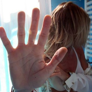 Sanremo: 50enne tenta di strangolare la convivente, arrestato dopo anni di maltrattamenti alla donna ed al figlio