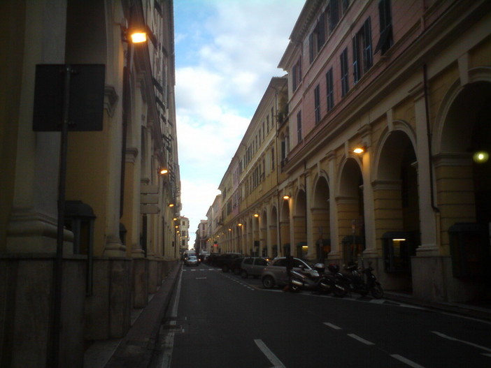 Imperia: pulizia del manto stradale di via Bonfante, intervento malizioso di un lettore