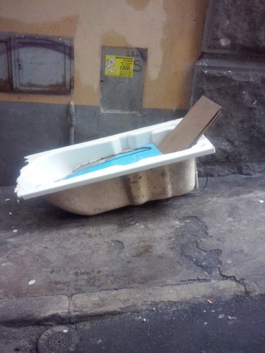 Sanremo: discarica abusiva in corso Garibaldi, qualcuno ha lasciato una vasca da bagno Sanremo: discarica abusiva in corso Garibaldi, qualcuno ha lasciato una vasca da bagno
