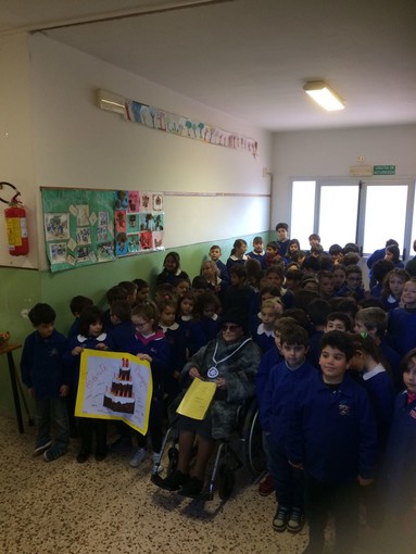 Riva Ligure: la signora Vincenza compie 100 anni e riceve la licenza di 5a elementare, festeggiata dai bambini