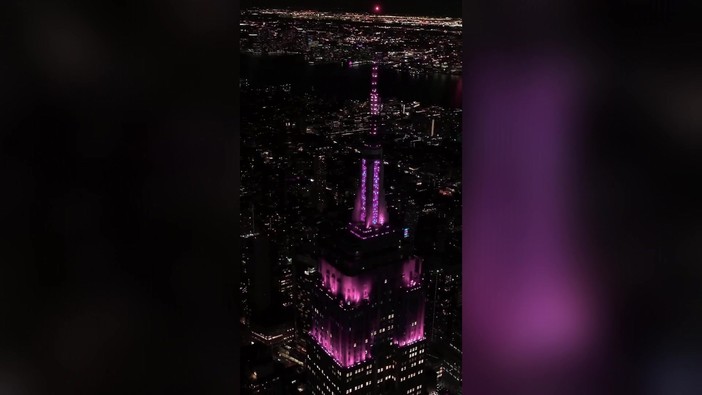 L'Empire State Building diventa rosa per Dolly Parton, l'omaggio a New York