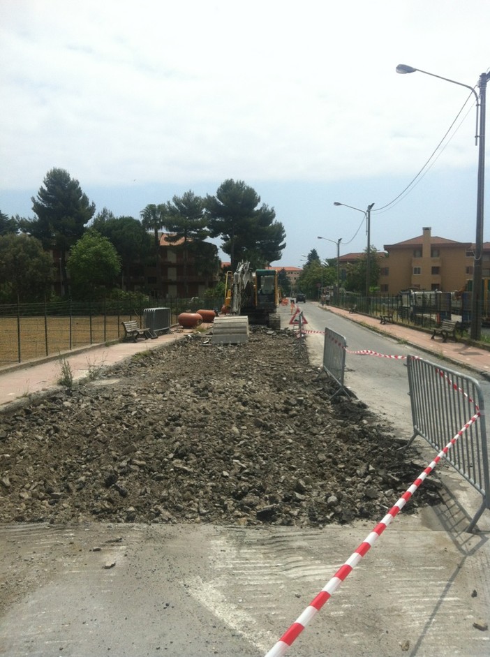 Diano Marina: iniziati i lavori in via Villebone per il ripristino del manto stradale danneggiato dal passaggio dei mezzi pesanti