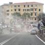 Ventimiglia, veicolo in fiamme alla rotonda di Largo Torino: traffico in tilt (Foto)