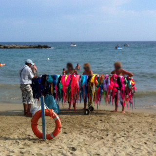 Arma di Taggia: venditori abusivi in spiaggia, l'immagine di un lettore