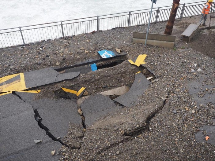 I danni in strada Tre Ponti