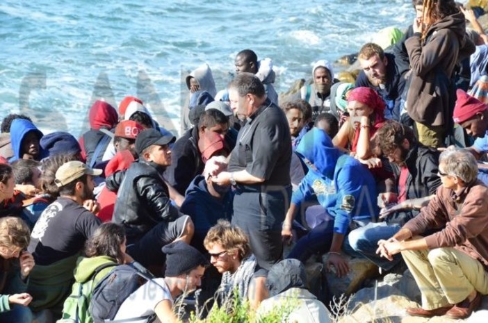 Ventimiglia: il Vescovo Antonio Suetta sale sugli scogli per spingere i No Borders a finire la protesta