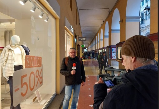 Partita la corsa ai saldi, speranze e dubbi di imperiesi e turisti (video) Partita la corsa ai saldi, speranze e dubbi di imperiesi e turisti (video)