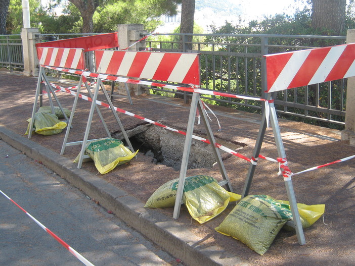 Bilico finisce sul marciapiede, ancora un buco sulle strade di Imperia