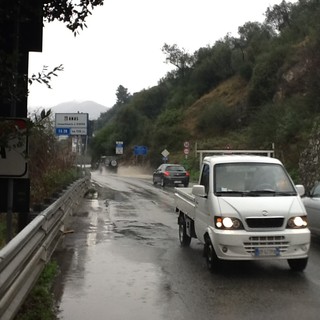 Imperia: strada pericolosa per una buca piena d'acqua, le perplessità di un lettore