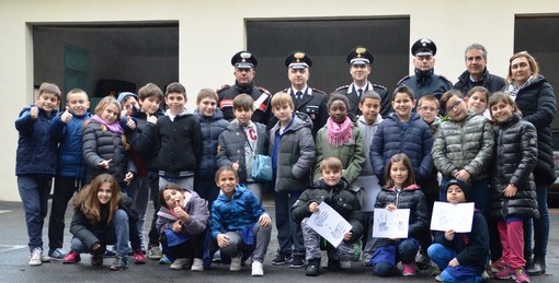 Bordighera: a lezione di legalità alla caserma dei Carabinieri, visita dalla scuola Rodari