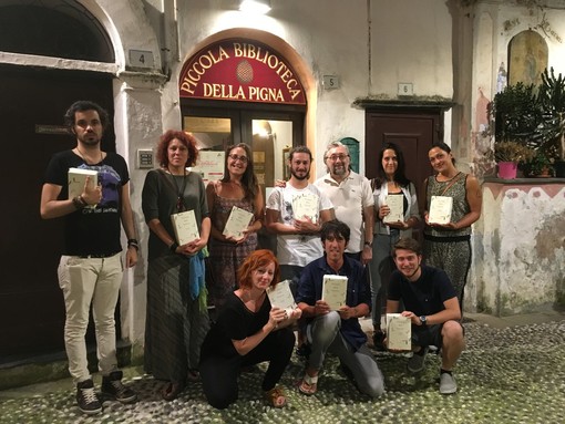 Una raccolta di dieci nuovi poeti “di confine” cresciuti dentro...un vivaio Una raccolta di dieci nuovi poeti “di confine” cresciuti dentro...un vivaio