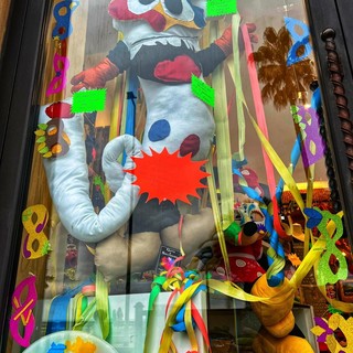 Carnevale a Diano Marina, il negozio Gift & Souvenirs si aggiudica il “Concorso Vetrine 2023” Carnevale a Diano Marina, il negozio Gift & Souvenirs si aggiudica il “Concorso Vetrine 2023”