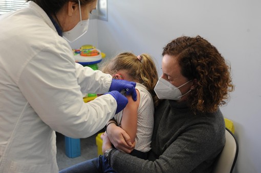 Vaccino anti-covid per i bambini, la denuncia dei genitori: &quot;Impossibile prenotare a Bordighera. Costretti ad andare nel capoluogo&quot;