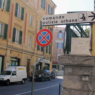 Sanremo: la denuncia di un lettore, troppe persone prendono via Giusti in contromano