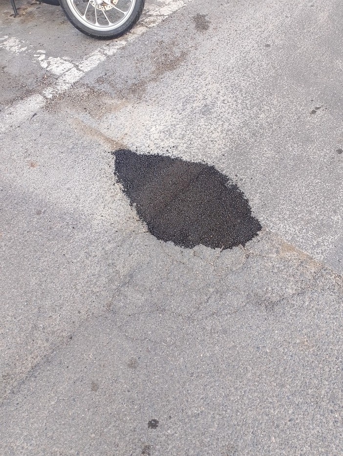 Volontario ricopre i buchi a San Martino, il comune di Sanremo risponde: "I cittadini non si sostituiscano agli operai"