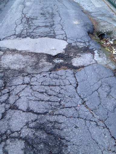 Diano Marina: asfalto in via Monade, lettrice "E' un problema che esiste da almeno un decennio"