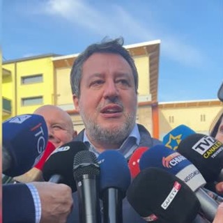 Padova, Salvini: "No a tribunali islamici e moschea abusiva. Sharia incompatibile con Costituzione italiana" Padova, Salvini: "No a tribunali islamici e moschea abusiva. Sharia incompatibile con Costituzione italiana"