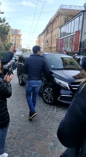 Van in contromano in centro Sanremo: mezzo risale via Asquasciati tra ali di folla (Foto e video)