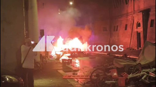 Caso Fakir, guerriglia a Bologna: barricate, lacrimogeni e auto in fiamme