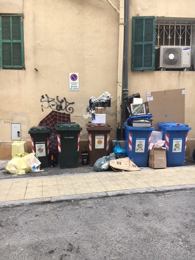Sanremo: rifiuti 'abbandonati' nei Giardini Vittorio Veneto, la viva protesta degli abitanti della zona