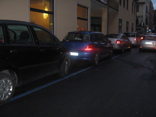 Imperia: tornano 'bianchi' e con disco orario i parcheggi di via De Sonnaz nel centro di Oneglia