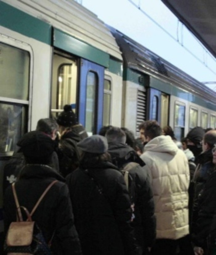 Al venerdì da Genova, passeggeri stipati come sardine. Un utente appella l'assessore regionale Vesco