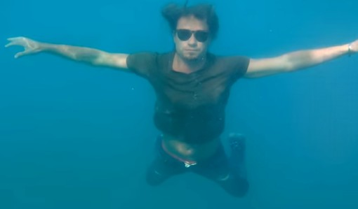 Il nuovo video del cantautore Maurizio Ferrandini girato sott'acqua a Sanremo Il nuovo video del cantautore Maurizio Ferrandini girato sott'acqua a Sanremo