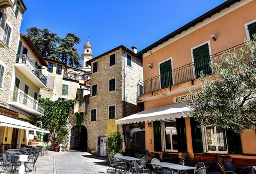 Vallebona: deiezioni canine, ordinanza restrittiva del Sindaco Roberta Guglielmi a tutela del decoro urbano e della salute pubblica