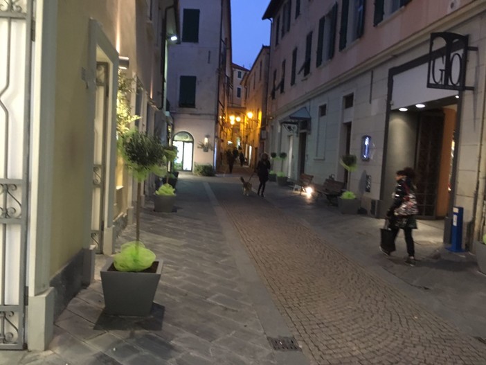 Imperia: via Monti, piazza Rossini e la Galleria degli Orti si preparano ad accogliere Olioliva. Ecco le vetrine  a tema dei commercianti